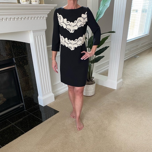 Lace appliqué crepe dress - Picture 2 of 5